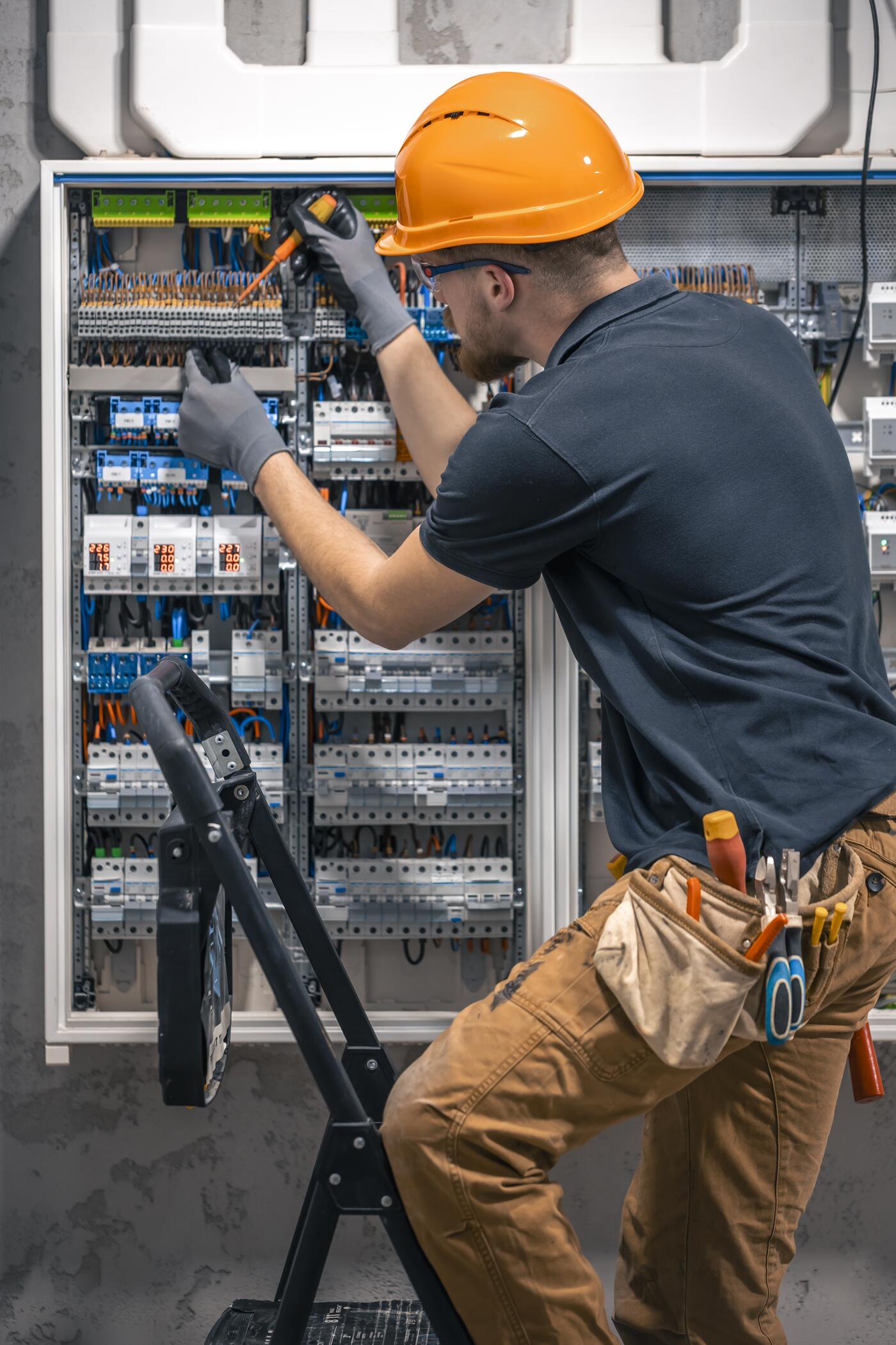 Elektrotechniker auf der Baustelle