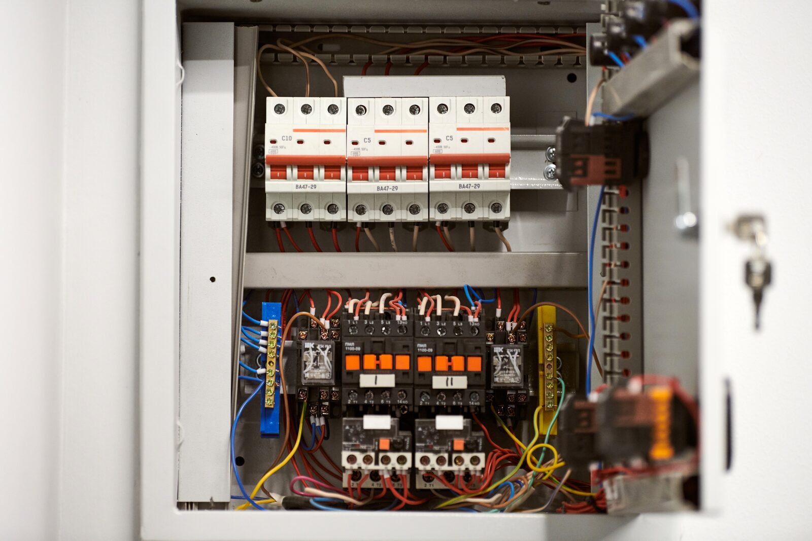 Elektriker-Werkstatt mit Schaltschränken