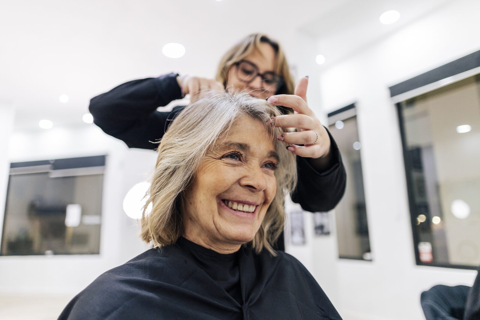 Friseur-Lehrling im 2. Lehrjahr beim Haarschnitt