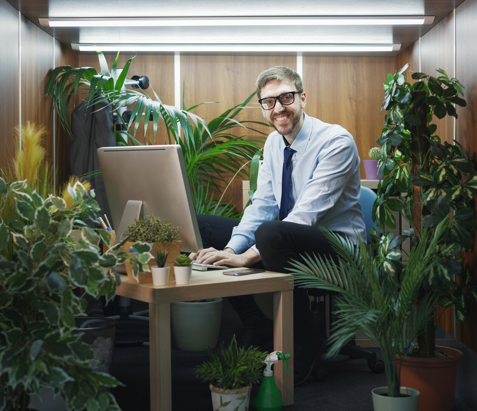 Bauleitung entspannt im Büro