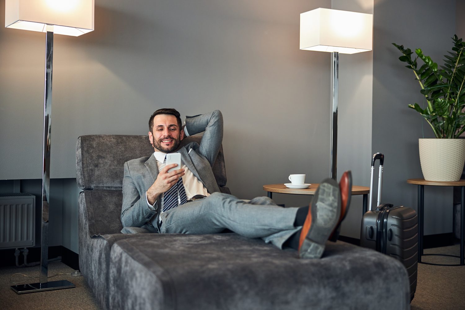 Hoteldirektor entspannt am Empfang