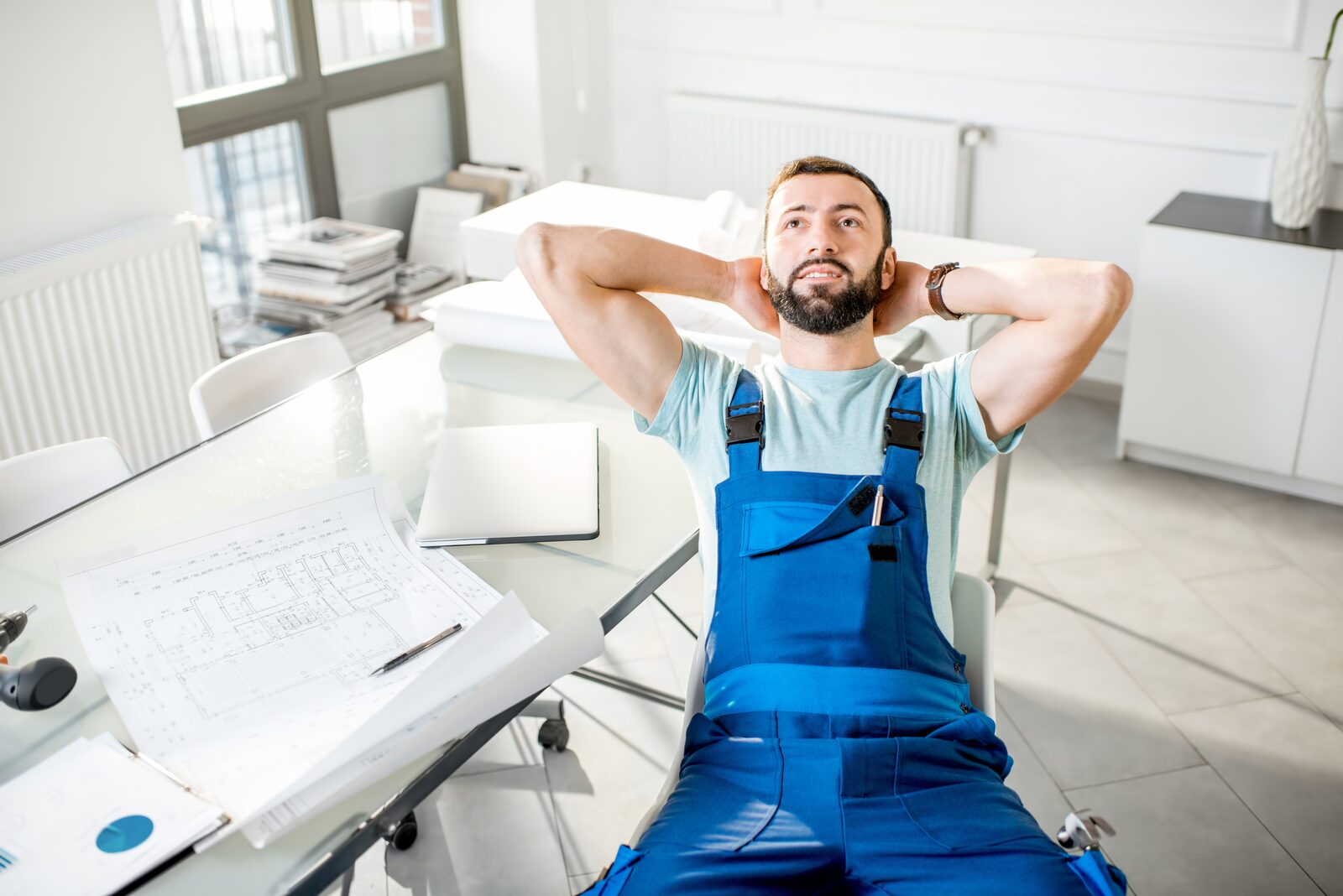 Installateur-Meister entspannt im Büro