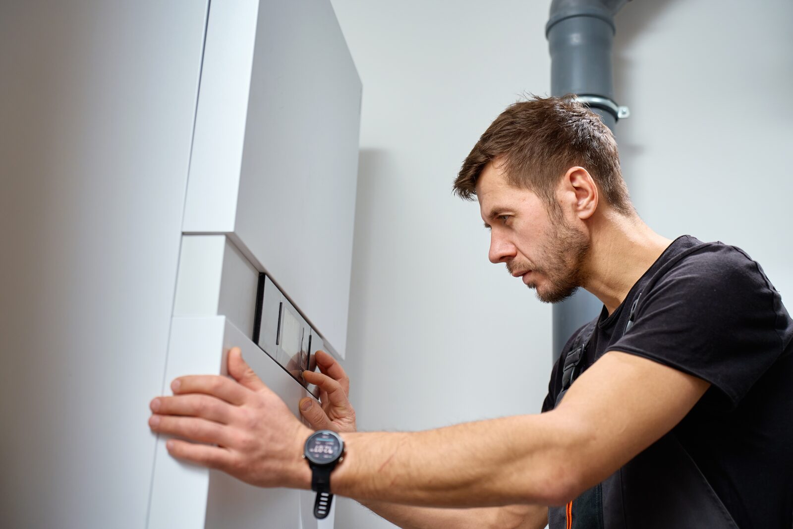 Installateur am Heizkessel