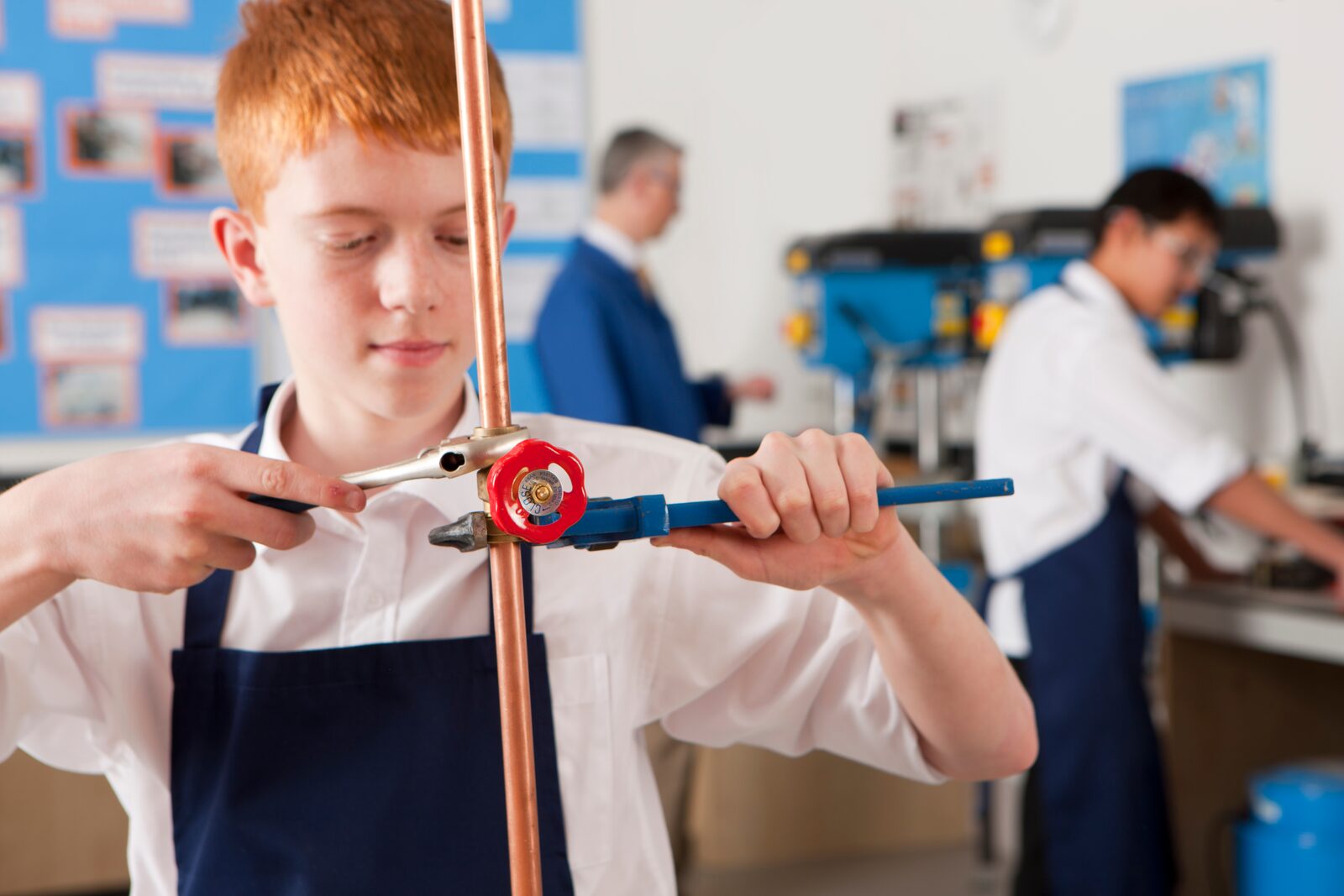 Installateur-Lehrling am Heizkessel