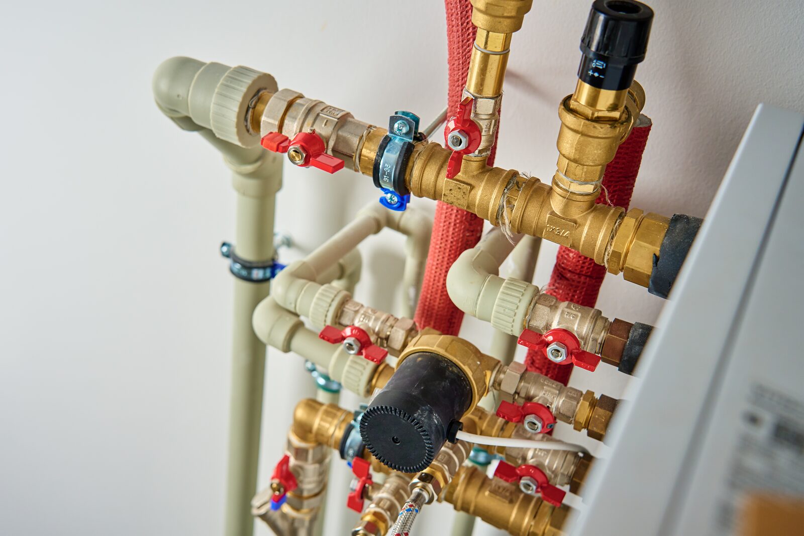 Installateur in der Werkstatt