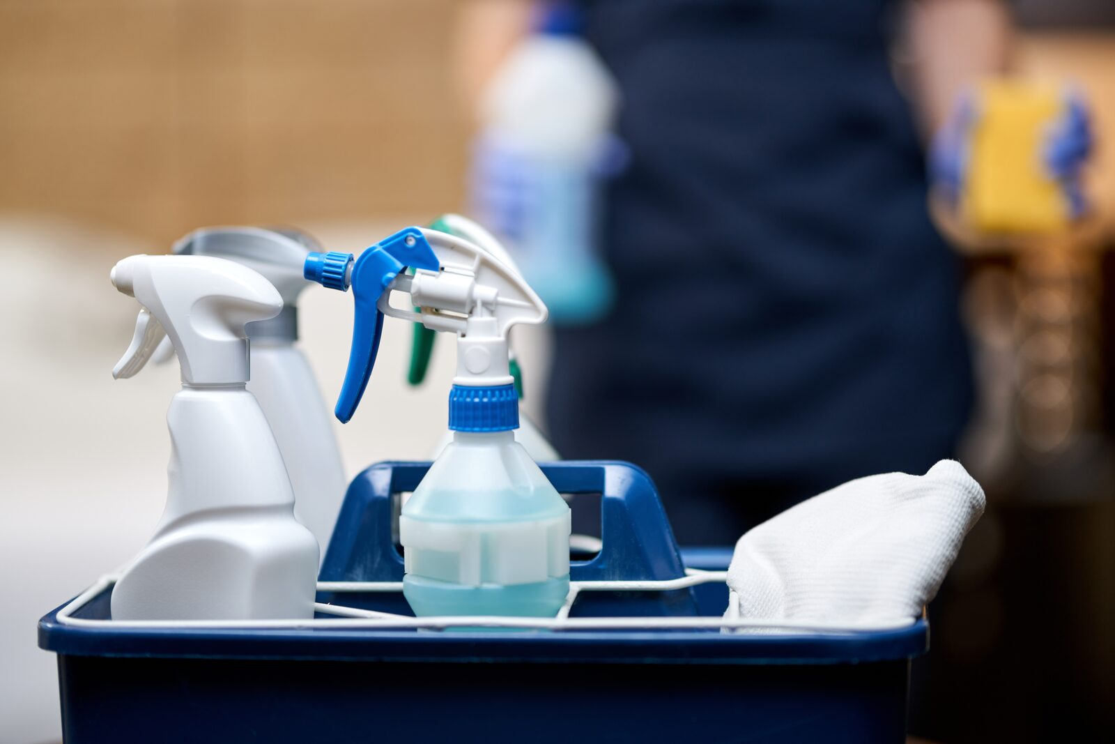 Reinigungskraft mit Chemikalien