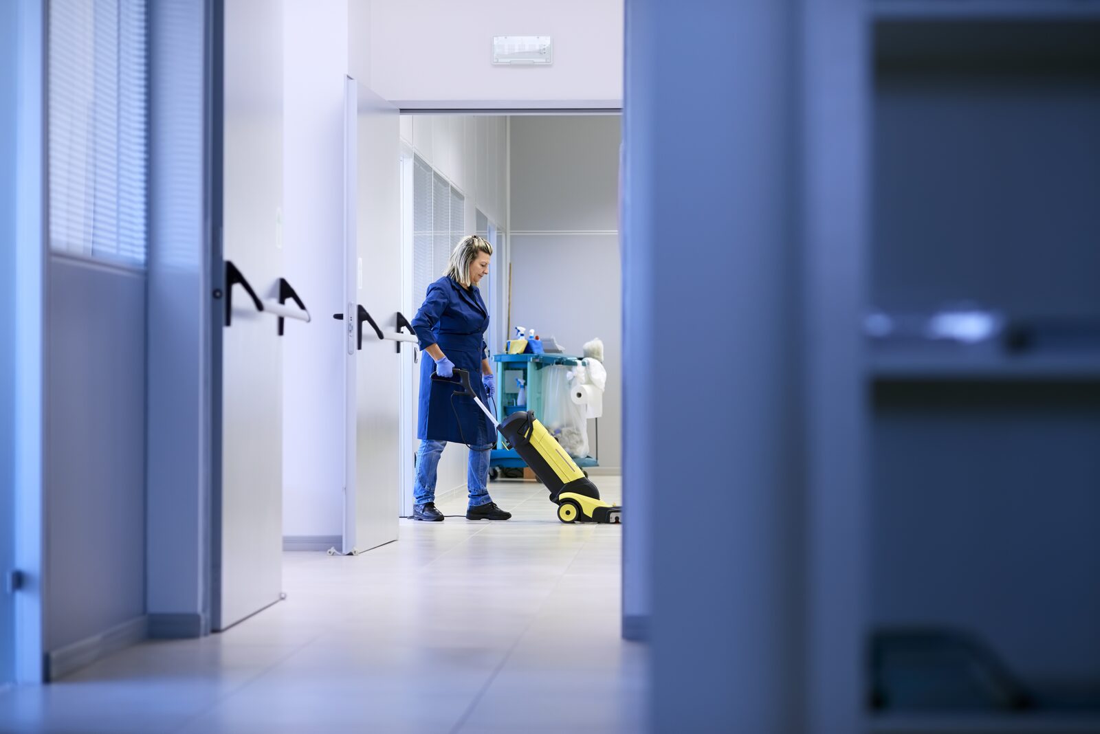 Reinigungskraft nachts im Bürogebäude