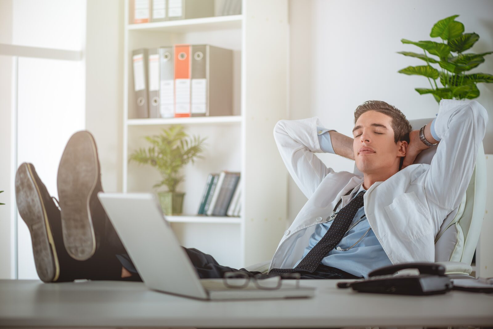 Disponent ruhig im Büro vor Bildschirmen