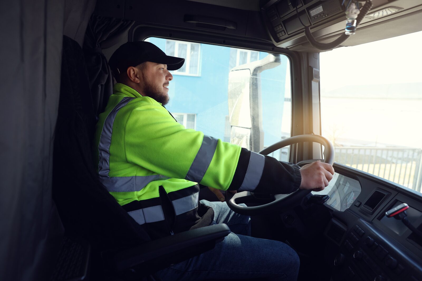 Lkw-Fahrer mit Disponent vor Spedition